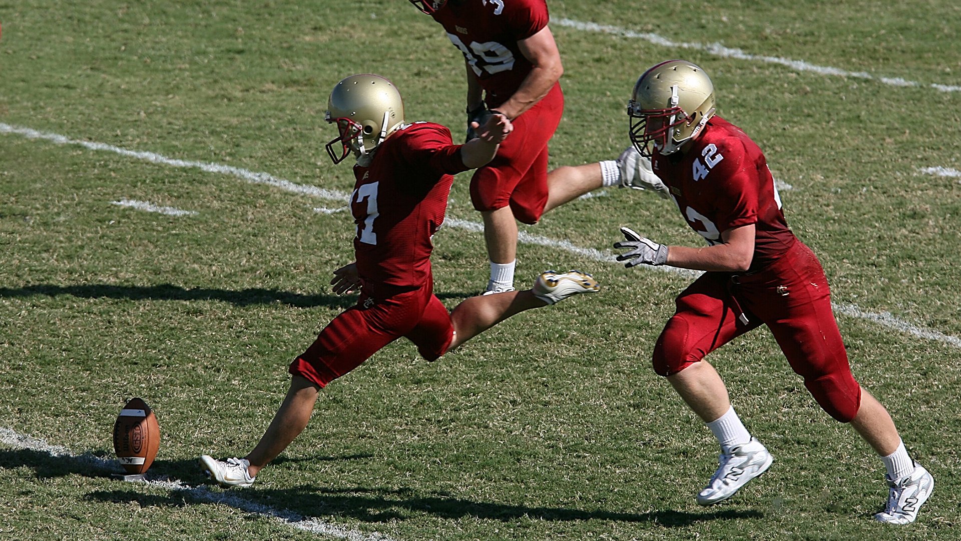 九游9游-保守阵型防守固守是否能经受强队持续冲击，稳固防守